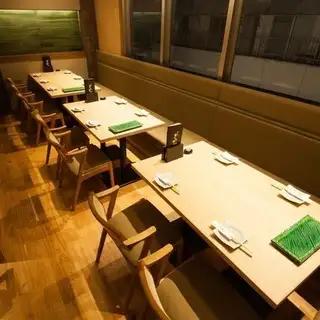 ゆったり配置されたテーブル席はお席間の間隔が広めなので、ゆっくりとお食事をお楽しみいただけます。少人数~大人数まで各種ご宴会承ります。