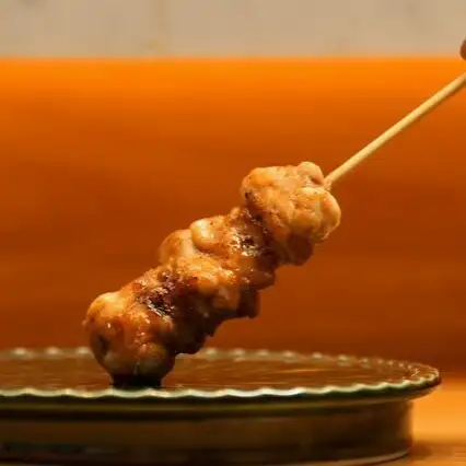 新鮮な串を特注の焼き台で!旨味が凝縮した一本【焼き鳥】