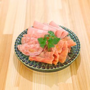 生ハムとサラミの盛り合わせ