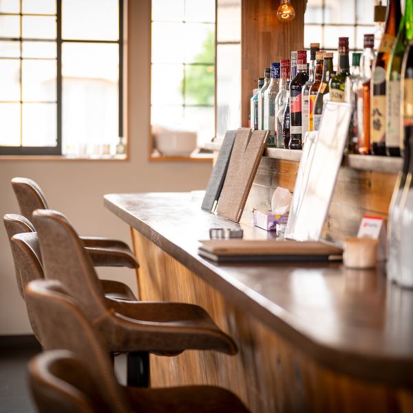 木材の温もりを感じさせる広々としたカウンター席は、目の前で調理の様子を眺められるライブ感が魅力です。ずらりと並んだ銘酒を眺めながら、ゆったりとお過ごしいただけます。二軒目のご利用にもおすすめ◎さまざまなシチュエーションでご堪能ください!