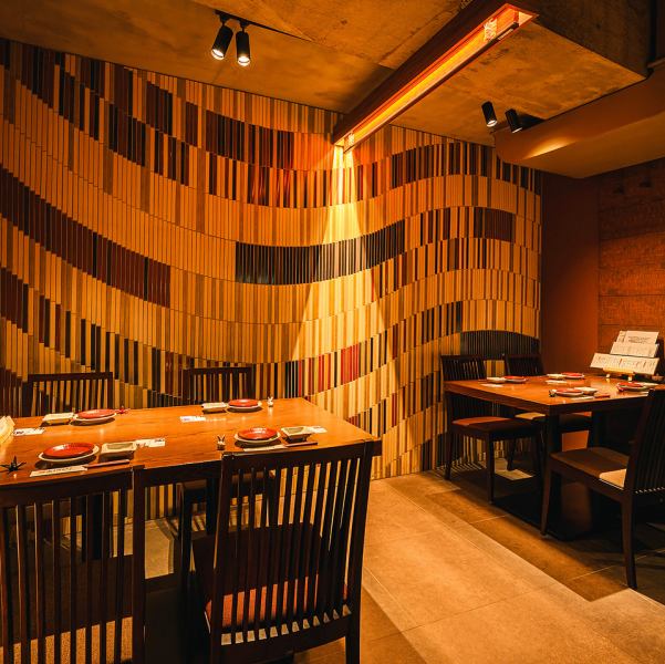 炉端焼きと創作和食、こだわりの日本酒が楽しめるととけむりの店内はゆったりとした時間が流れる大人の和空間が特徴です。完全個室からお座敷席、カウンター席まで、豊富な席種類が自慢です。