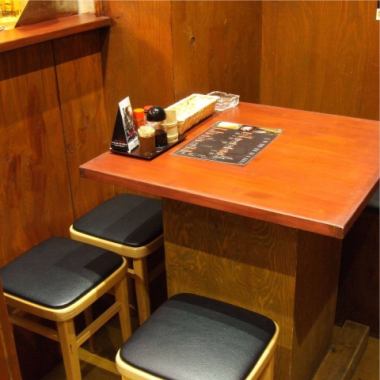 【In-home shop based on wood】 We prepare table seat which can be hung up for 5 people ◇ The inside of the shop is warm and warm atmosphere with a warm atmosphere, the goodness of calming coziness is also a point ★
