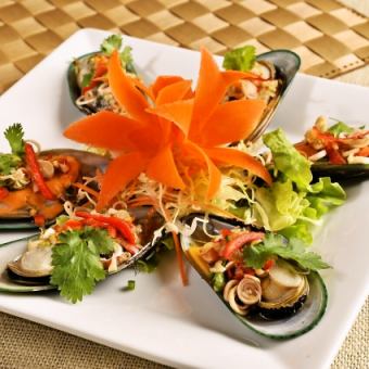 Plahoi Malempu (Steamed Mussels with Herbs)