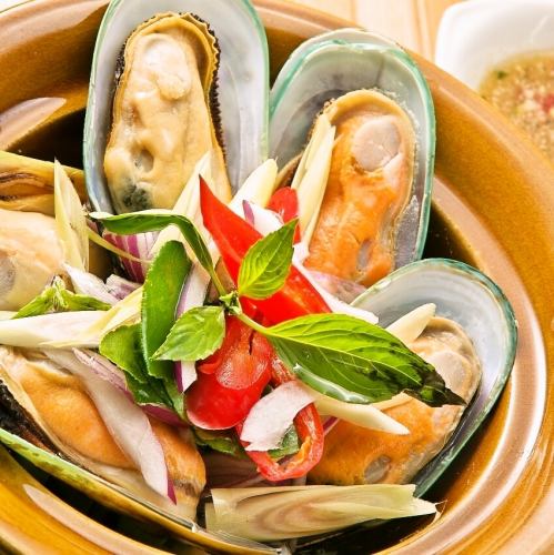 Hoi Marenpu Opp (steamed mussels in a clay pot)