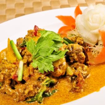 Poonim Patpong Curry（炒软壳和咖喱鸡蛋）