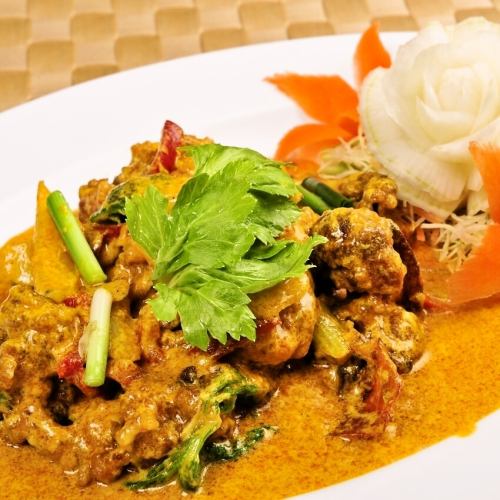 Poonim Patpong Curry (Stir-fried soft shell and egg curry)