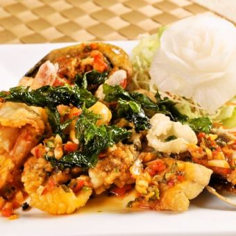 Pachau gow (stir-fried seafood with tom yum sauce)
