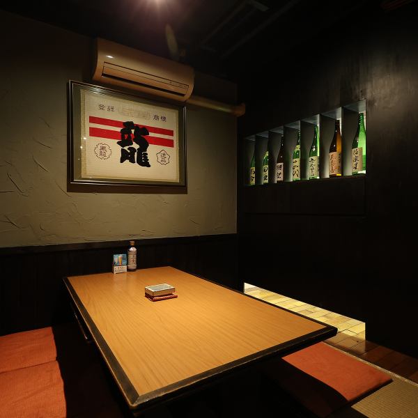 店内は上質な和モダン空間となっており、様々なお食事シーンでご利用いただけます。カウンター席とテーブル席、3名様以上でお使いいただける半個室の掘りごたつもございます、お気軽にご来店くださいませ☆