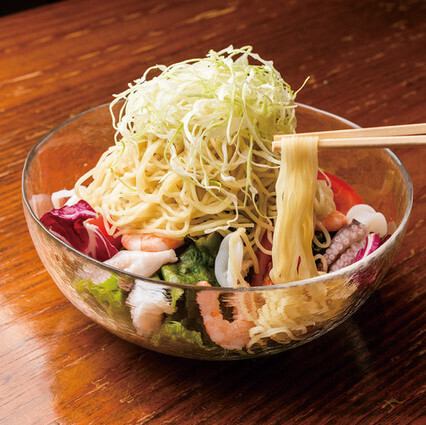 【北海道発祥の冷静サラダ◎】小ばちゃんラーメンサラダ858円(税込)