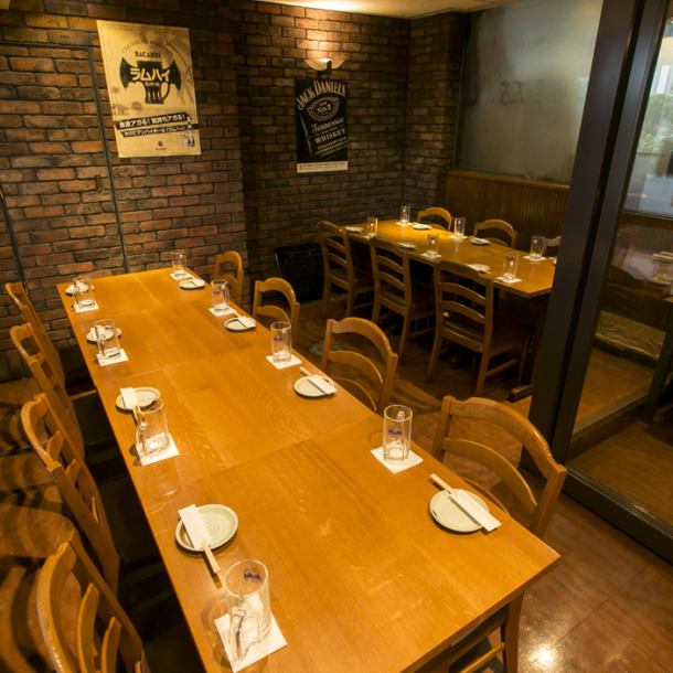 [Private room for 12 to 60 people] The private room with a table is recommended for medium-sized group banquets.The atmospheric brick-built space is sure to be a great venue for various banquets, drinking parties, and launches!Private rooms can accommodate 12 to 60 people!Please feel free to contact us for details.