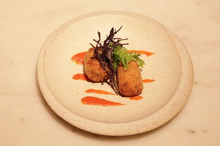 モッツァレラチーズを詰めた近江牛のライスコロッケ