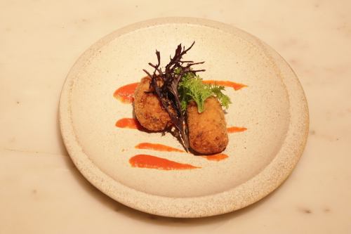 モッツァレラチーズを詰めた近江牛のライスコロッケ