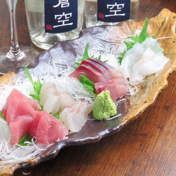 季節に合わせた新鮮なお刺身。地魚にこだわったお刺身をご提供することで鮮度も抜群です。770円（税込）～