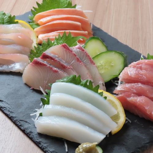 Assortment of 5 sashimi pieces