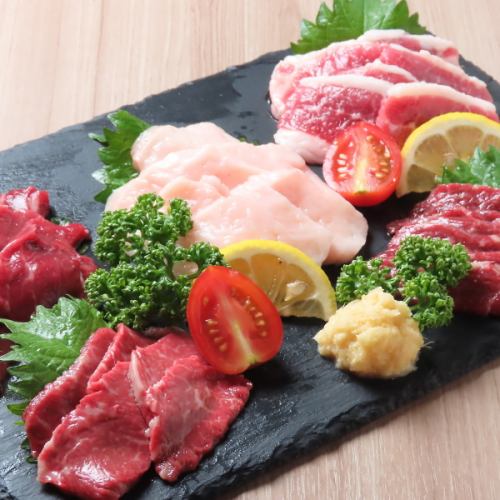 The Kumamoto specialty, the three-piece horse sashimi platter, is delicious and highly recommended! A must-try!