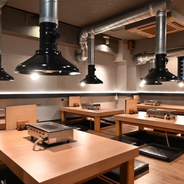 コンクリート打ちっぱなしのクールな外観とは打って変わって、内装には木をふんだんに使用し温かみのある落ち着いた雰囲気を演出。スタッフは割烹着を着用しており、随所に和のテイストを意識しております。