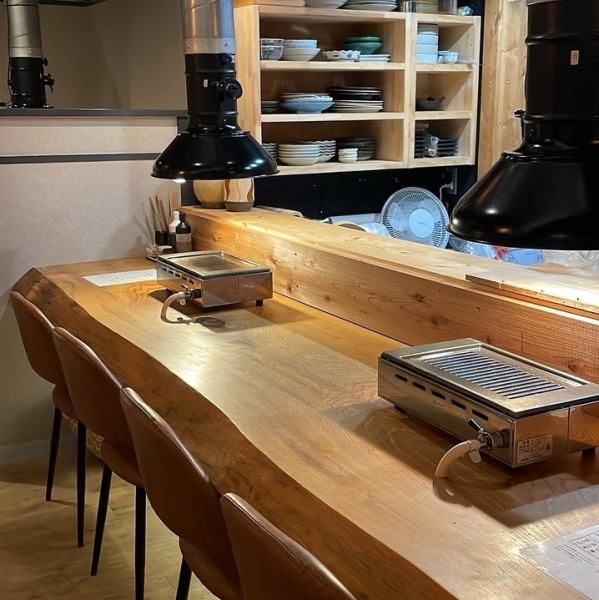 和の雰囲気が漂う店内はカウンター・テーブル・掘りごたつを完備。半個室・完全個室もあり、大切なプライベートシーンを彩ります。