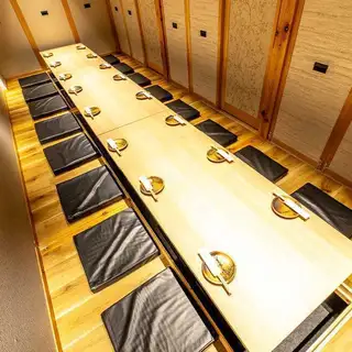 【12名様完全個室(掘りごたつ)】掘りごたつ席で足元楽々でお食事をお楽しみいただけます。※写真は系列店です