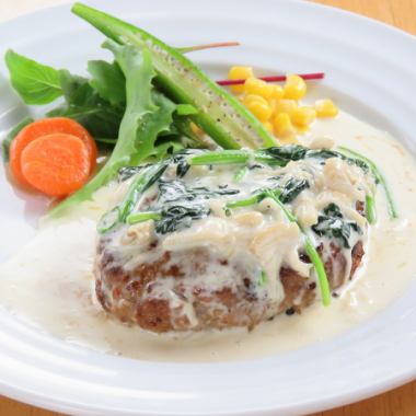 Our most popular item! The umami of scallops is the key! Hamburg steak with scallops and spinach cream sauce