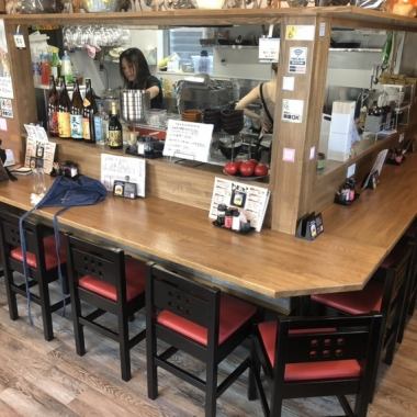 落ち着いた雰囲気のカウンター席は全10席ございます。お一人様でゆっくりと過ごしたい時や、大切な方と隣り合って語り合いたい時にぴったりですのお席です◎お仕事帰りのサク飲みにも、お気軽にご利用くださいませ。店員との会話も楽しめる、アットホームな空間でお待ちしております！