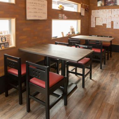 4名掛けのテーブルが2つ、2名掛けのテーブルが2つと、少人数でのご利用に最適なテーブル席をご用意しております。アットホームで落ち着いた空間は、気の置けない仲間との食事やご家族でのご利用にもおすすめです♪周りを気にせず、ゆったりと会話を楽しみながらお食事をご堪能ください。