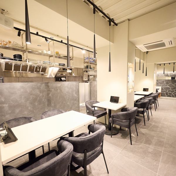 落ち着きのあるおしゃれな雰囲気が漂う店内は、シックで上品な内装が魅力です。柔らかな照明と洗練されたインテリアが心地よい空間を演出し、訪れる人々にリラックスしたひとときを提供します。日常の喧騒を忘れさせてくれる落ち着いた環境で、友人との語らいや、デートにも最適な場所です。