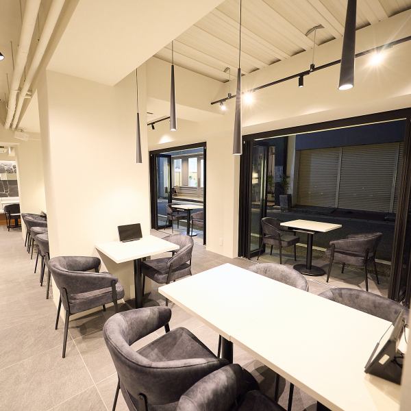 カウンター2席とテーブル9卓を完備しており、少人数でもゆったりと過ごせる空間をご提供しています。また、開放感のあるテラス席では、心地よい風を感じながらお食事やお飲み物を楽しむことができます。どの席でも、落ち着いた雰囲気の中で特別な時間をお過ごしいただけます。