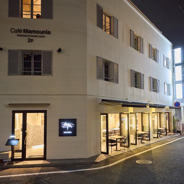 カフェ利用やダイニングバー利用、どちらでもご満足いただける多様なシーンに対応しています。コーヒータイム、昼下がりのランチ、または夕方からのディナーに、シーンに応じたメニューを取り揃えています。元町駅から徒歩約4分の好立地に位置し、気軽に立ち寄れる場所として、さまざまなニーズにお応えします。