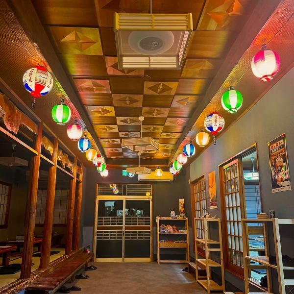 [Popular Yakiniku] The interior has a nostalgic Showa-era retro atmosphere! The seats can be arranged according to the number of people so that you can relax and enjoy our proud horumon yakiniku! Our specialty, the omakase 4 kinds of horumon platter, is a dish you should try at least once!