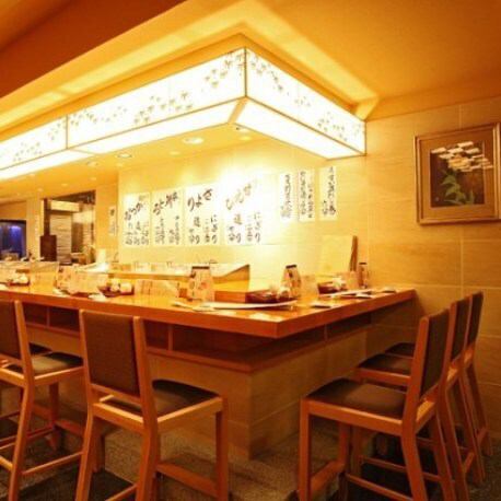 和の情緒を感じられる落ち着いた雰囲気で、寿司や和食を贅沢に。
