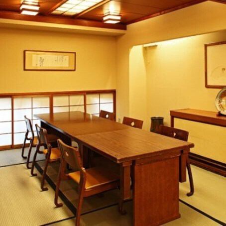 ゆったりと寛げる少人数向けの個室で本格寿司や懐石料理を堪能！