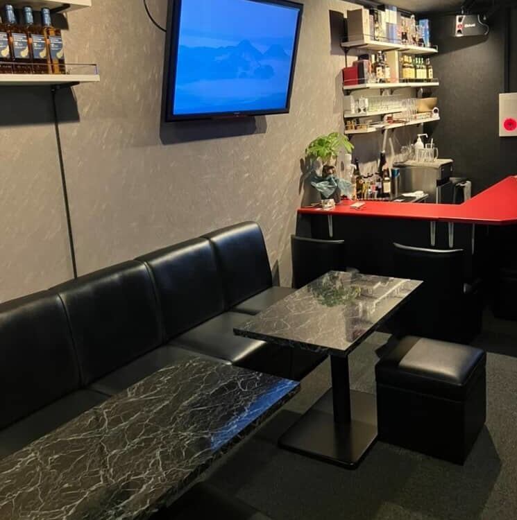 山崎18年や響21年などの銘酒が勢揃い。カラオケ付個室や貸切で特別なひとときを