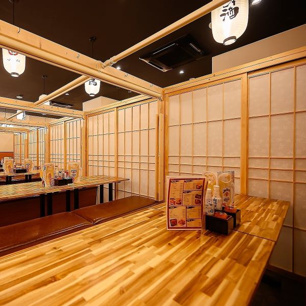 アットホームで落ち着いた雰囲気の店内。お客様がくつろげる空間を提供しております。居心地の良い雰囲気でくつろぎながら、お食事やお酒をお楽しみいただけます。お友達やご家族との食事や会社帰りのサク飲みに是非いらしてください。ご新規様も大歓迎！