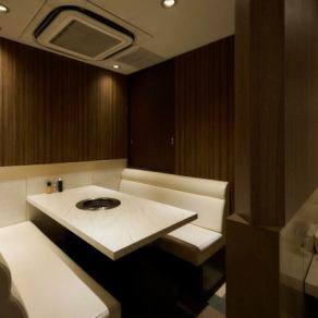 ソファ半個室席4名～8名様迄。普段使いの飲み会や、ちょっとした集まりにも使い勝手抜群のお席をご用意しております♪