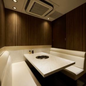 広々とご利用いただけるソファー席もご用意しております。ゆったりと寛げる空間はプライベートの飲み会、女子会、誕生日会などにおすすめです。ソファー席での宴会ご利用も可能です。お気軽にお問い合わせください。