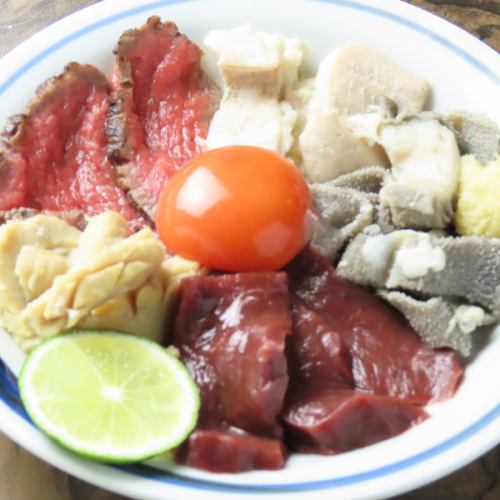 【名物】生ホルモンユッケ(漬け卵と九州醤油)