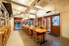 当店のテーブル席は、つなげて使用することもできますので、9名様以上の大人数にも対応しております。1階、2階ともに使用可能です。1階のお席は禁煙ですが、外に喫煙スペースがございます。2階のお席は喫煙可能です。お席を組み合わせることでさまざまな人数に対応できますので、大人数の場合でもお気軽にご相談ください。