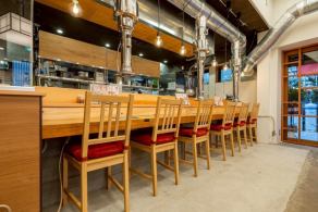 当店では、1階にカウンター席を6席ご用意しております。駅から徒歩すぐの好立地ですので、ご友人との待ち合わせや仕事帰りのサク飲みにぴったりです。ちょっと飲みたいな…と思ったときは、ぜひお気軽にお立ち寄りください！鮮度抜群のお肉と美味しいつまみと、多彩なドリンクでお出迎えいたします♪ぜひお待ちしております