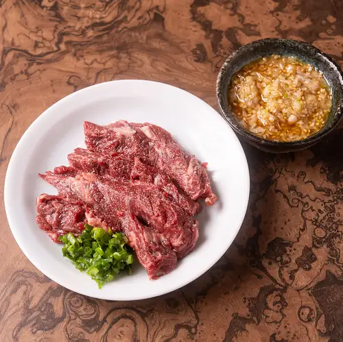 香葱、盐和大蒜腌制的牛腩排