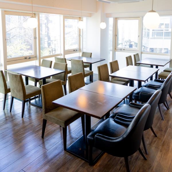 全席30席で心地よい空間を提供しています。創作イタリアンの美味しい料理を囲みながら、友人や家族との楽しい時間を過ごせます。特に、結婚式や2次会などの特別なイベントにも対応し最大40名までの立食も可能です。料理の香りが漂う空間で、落ち着いた雰囲気の中、心温まるひとときをお楽しみください☆