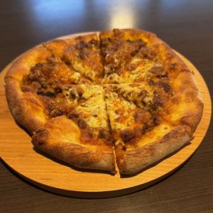 牛すじカレーピザ