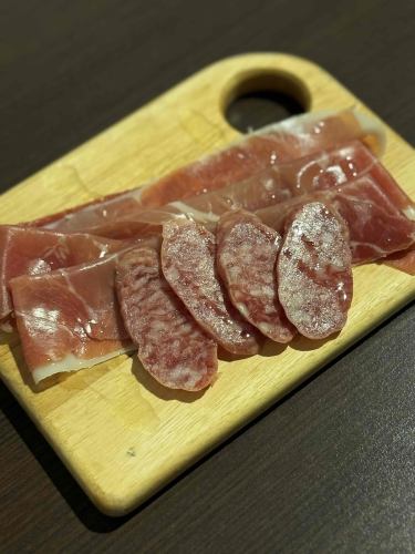 生ハムとサラミ