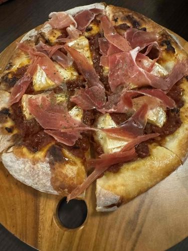 生ハムとカマンベールチーズピザ