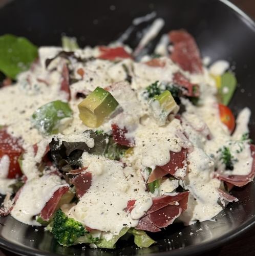 アボカドと生ハムのシーザーサラダ