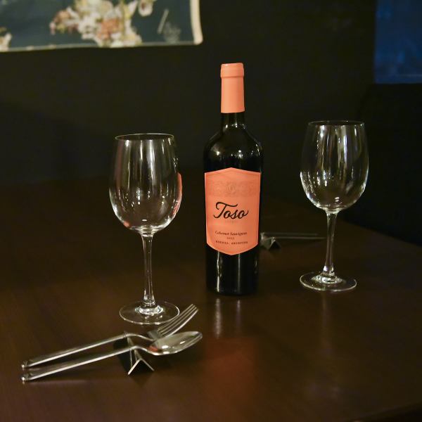 落ち着いた雰囲気、カウンター席で店員と会話を楽しみながら、創作イタリアンの豊かな味わいを堪能できます。ひとりでも気軽に訪れることができ、料理の香りや色合いに心が奪われること間違いなし！友達との楽しい会話も楽しめる特別な時間を、ぜひ体験してくださいね★