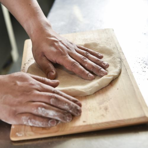 素材にこだわった料理を楽しむ♪こだわりピザは生地から