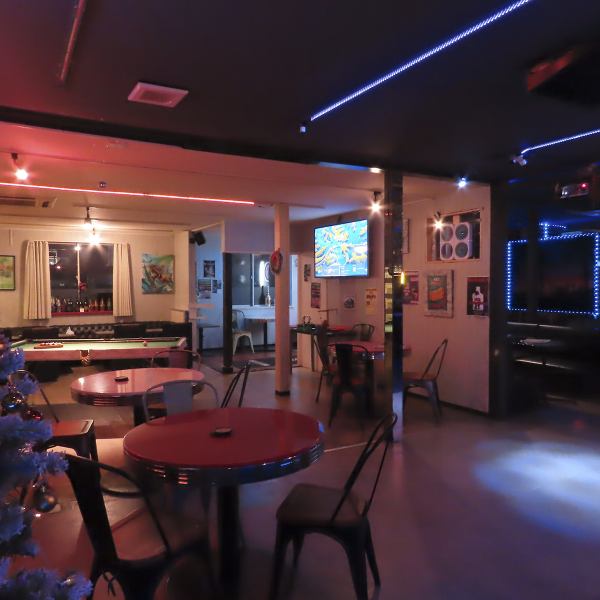 映画のワンシーンのようなスタイリッシュな内装が魅力。一歩足を踏み入れれば、そこは非日常のアミューズメント空間です。ダーツで勝負したり、カラオケで熱唱したり、楽しみ方は自由自在。広々とした設計と半個室の充実で、女性グループから海外のお客様、大人数のパーティーまで、あらゆるシーンに対応しております。