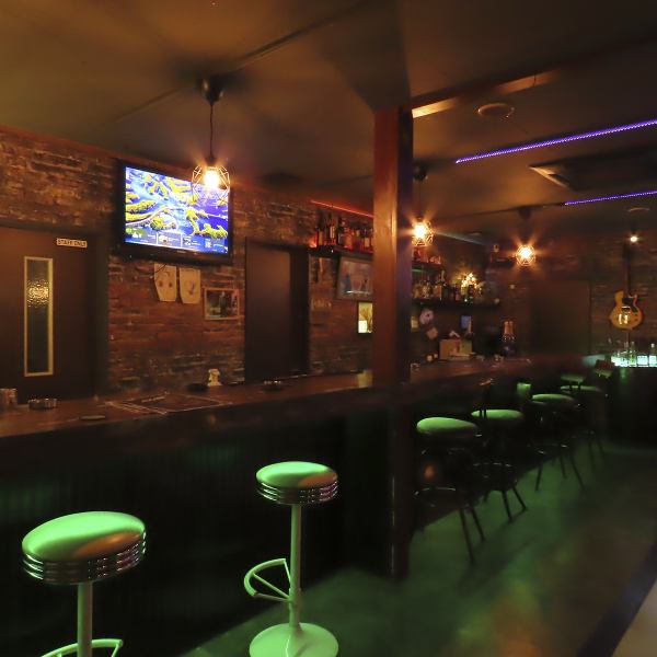 西海岸の陽気なインテリアで統一された広々とした店内は、団体のお客様も利用可能です。ダーツ、ビリヤード、カラオケ、コインゲームなど、誰もが楽しめる設備が充実しており、パーティーや二次会に最適。周囲を気にせず楽しめる半個室も完備し、アミューズメント性の高い空間で、最高に楽しい時間をお過ごしいただけます。