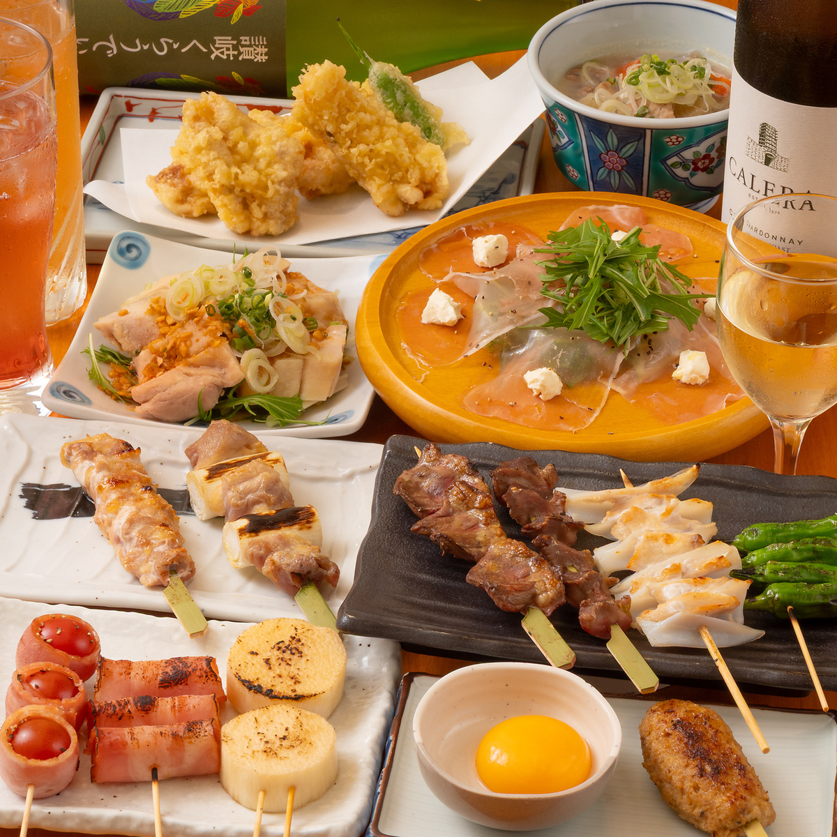 種類豊富な焼き鳥と多彩なドリンクで乾杯。心温まる和の空間でゆったりとした時間を。