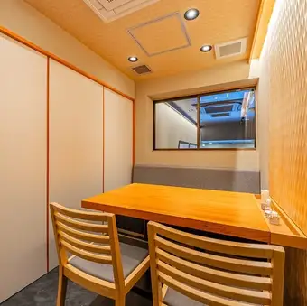 フロア貸切が可能です!中2階は10席まで用意が可能となっております。中2階にもお手洗いがあるので、気兼ねなくお過ごしいただけます。